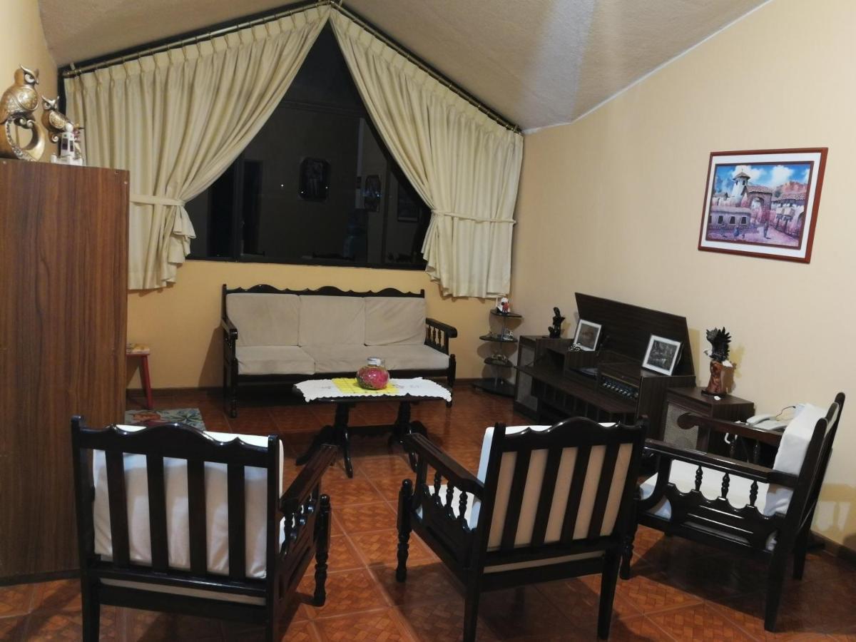 Chapelet Hostal Tababela Exterior photo