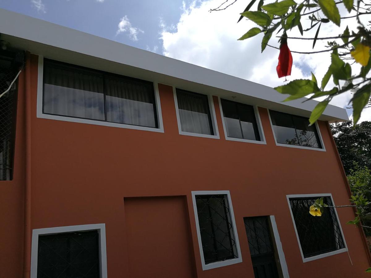 Chapelet Hostal Tababela Exterior photo