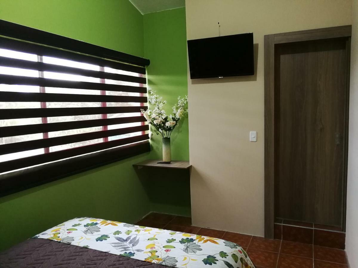 Chapelet Hostal Tababela Exterior photo